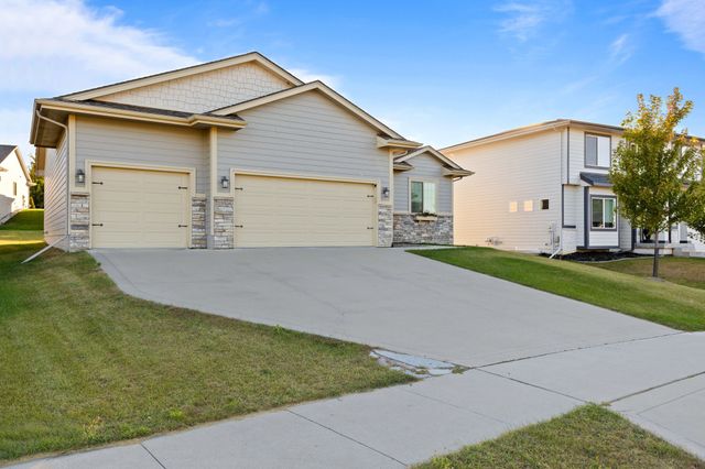 8704 Highland Oaks Drive, Johnston, IA 50131