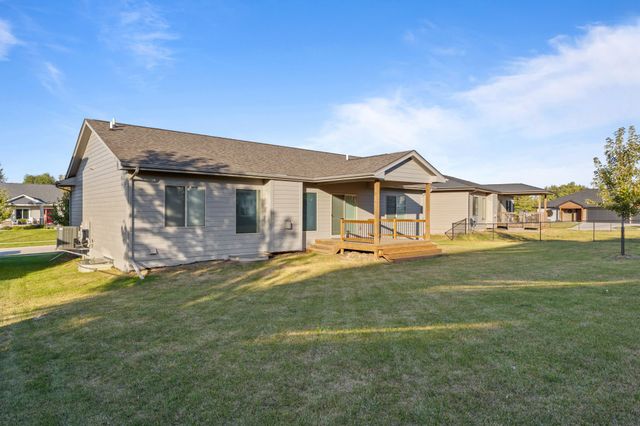8704 Highland Oaks Drive, Johnston, IA 50131