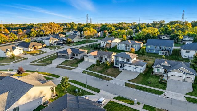 8704 Highland Oaks Drive, Johnston, IA 50131