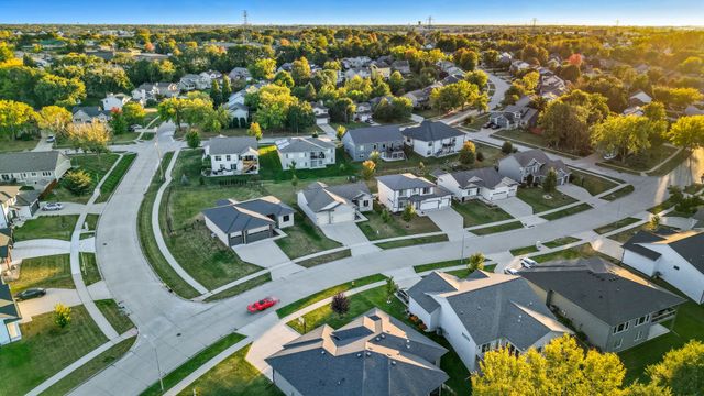 8704 Highland Oaks Drive, Johnston, IA 50131