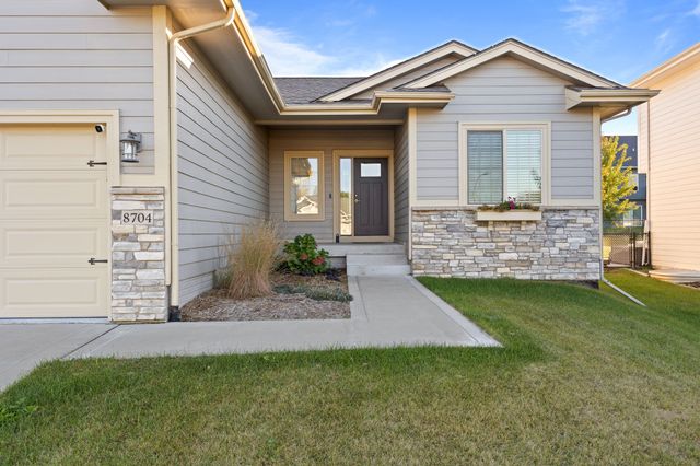 8704 Highland Oaks Drive, Johnston, IA 50131
