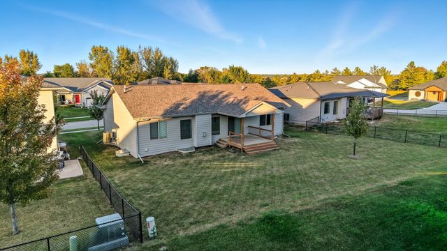 8704 Highland Oaks Drive, Johnston, IA 50131