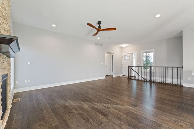 8704 Highland Oaks Drive, Johnston, IA 50131