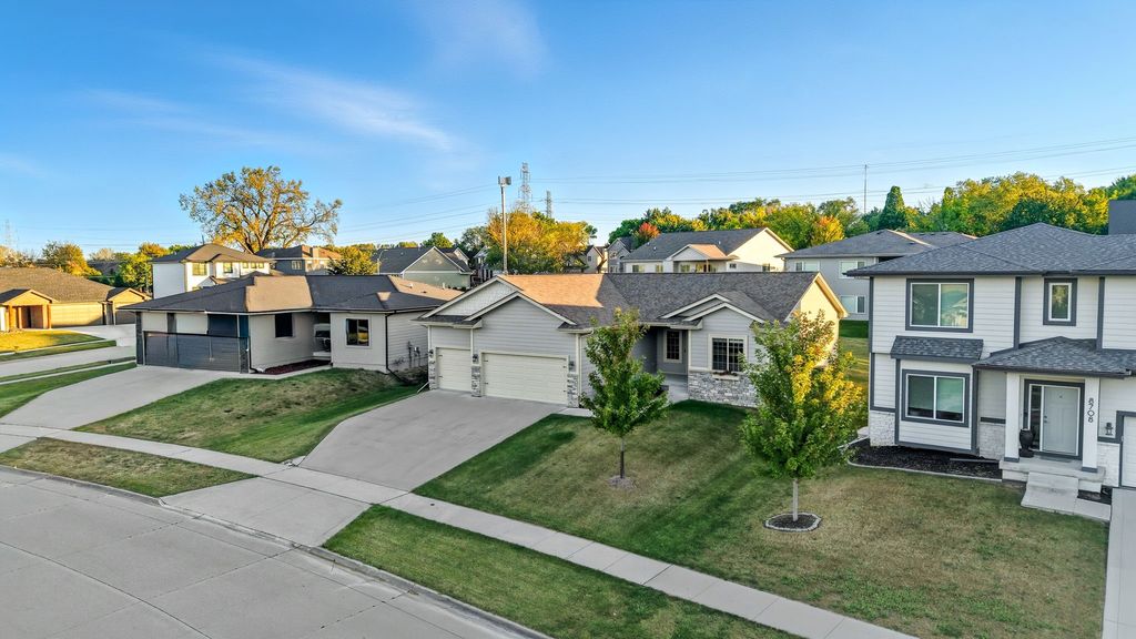 8704 Highland Oaks Drive, Johnston, IA 50131