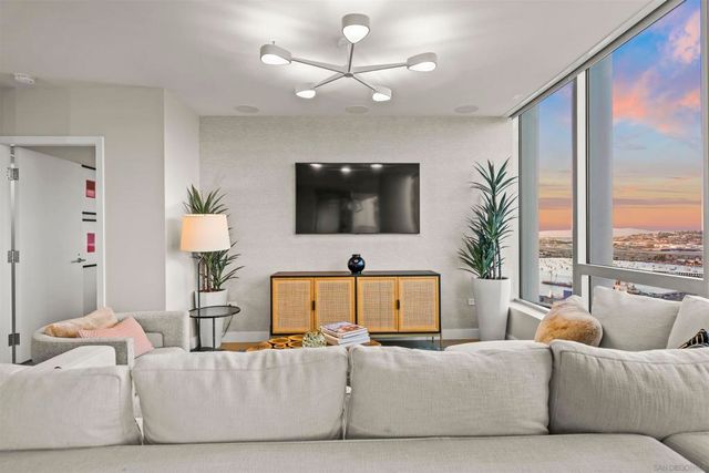 888 W E 3006, San Diego, CA 92101