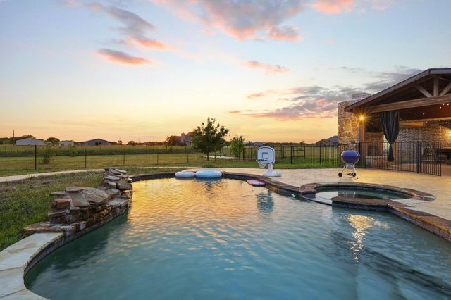 460 County Road 4421, Trenton, TX 75490