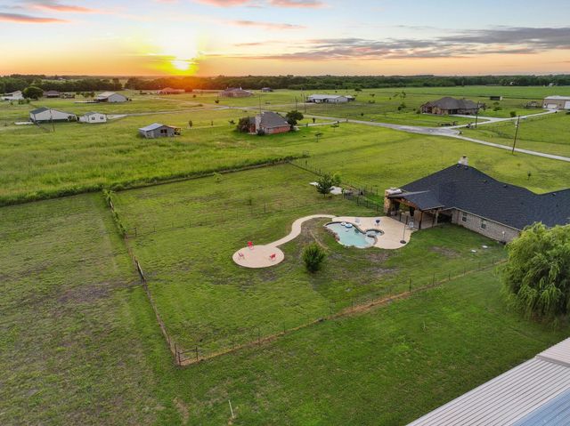 460 County Road 4421, Trenton, TX 75490
