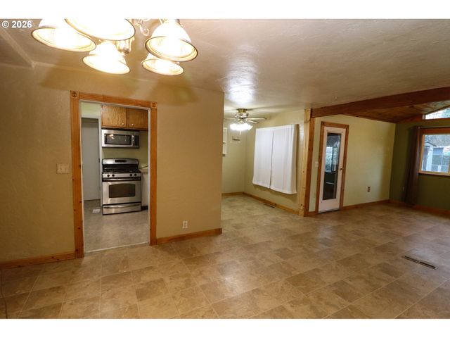 624 TINAMOU Ln, Springfield, OR 97477