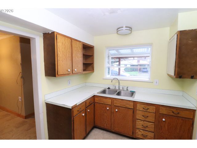 624 TINAMOU Ln, Springfield, OR 97477