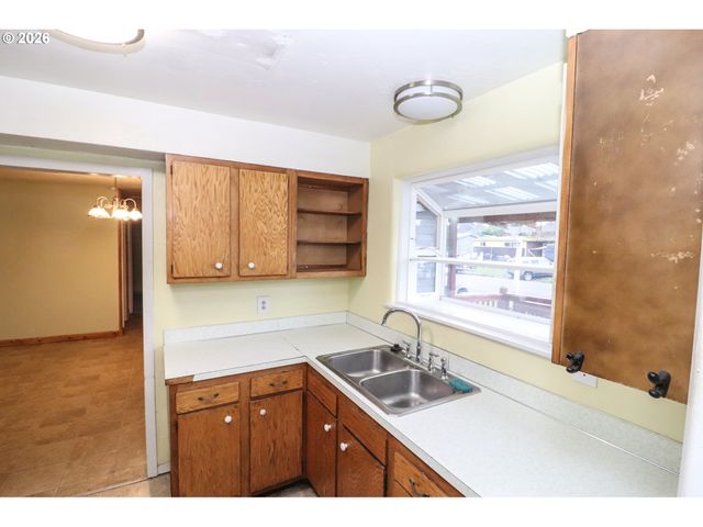 624 TINAMOU Ln, Springfield, OR 97477