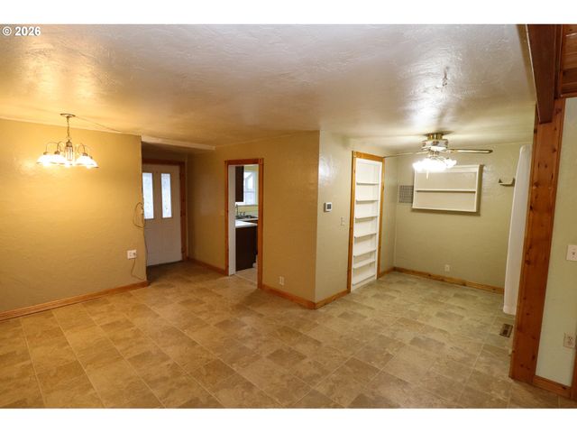 624 TINAMOU Ln, Springfield, OR 97477