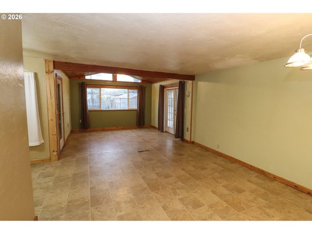 624 TINAMOU Ln, Springfield, OR 97477