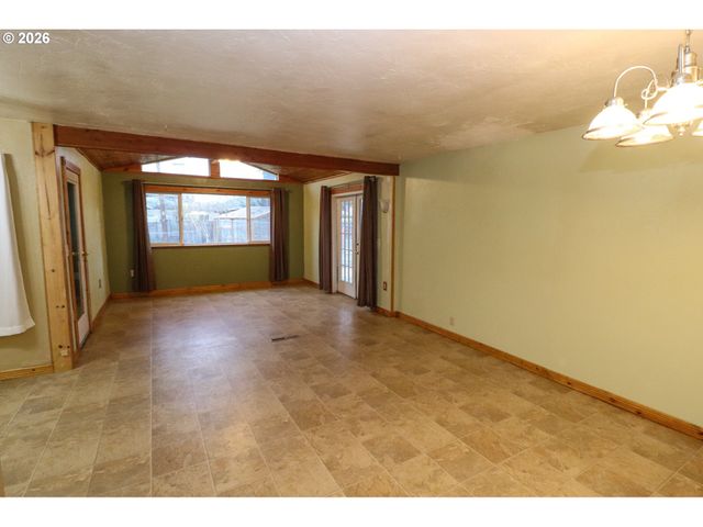 624 TINAMOU Ln, Springfield, OR 97477