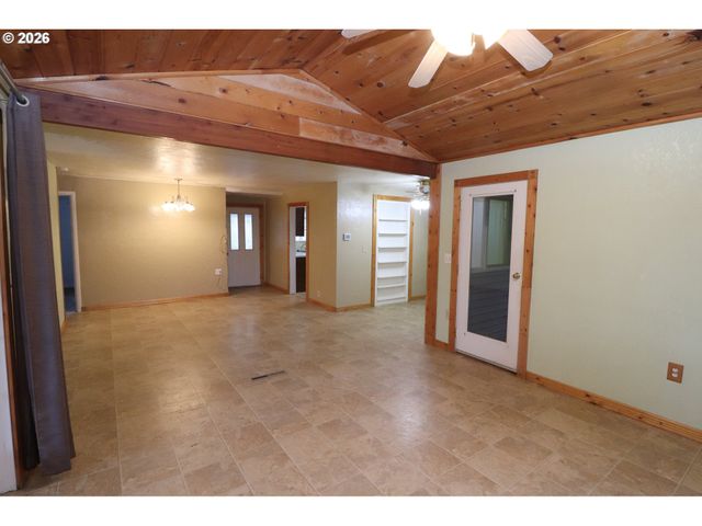 624 TINAMOU Ln, Springfield, OR 97477