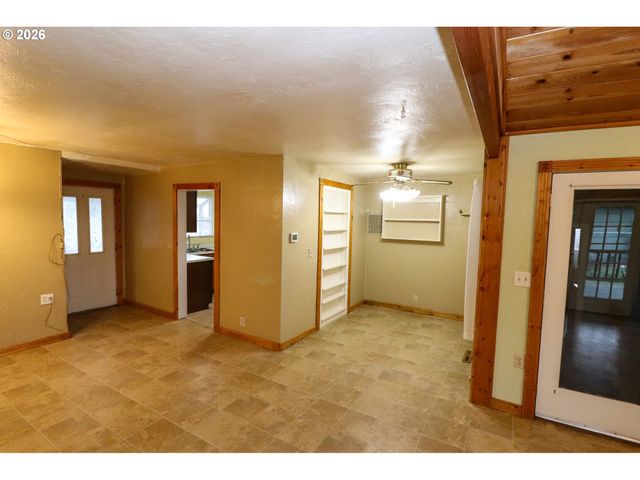 624 TINAMOU Ln, Springfield, OR 97477