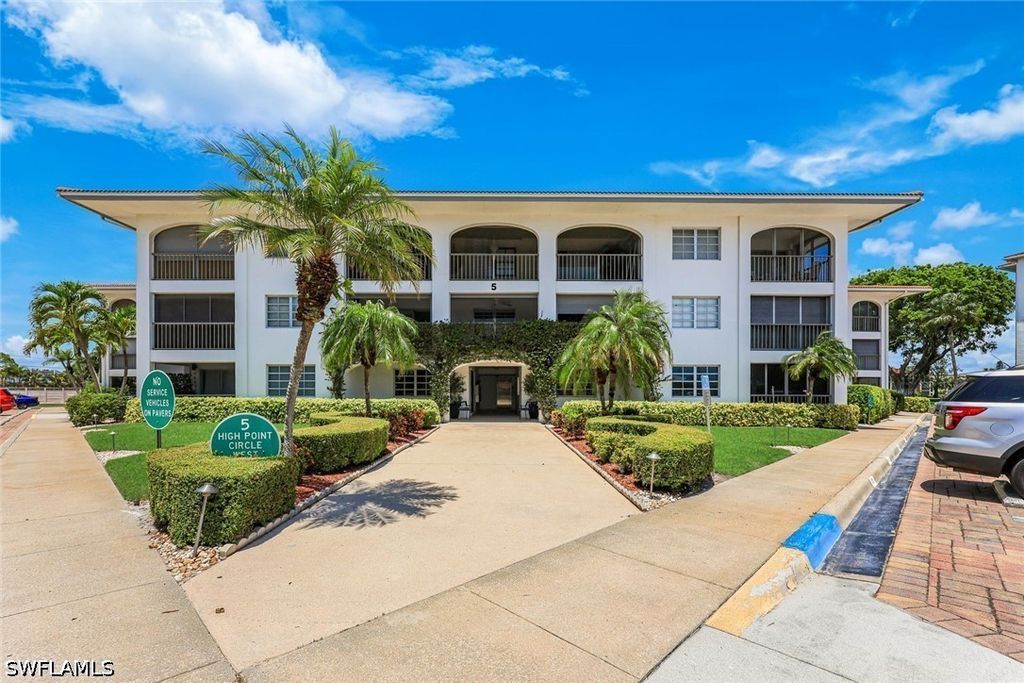 5 High Point CIR W 204, Naples, FL 34103