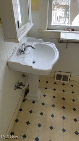 828 E 216th Street, Euclid, OH 44119