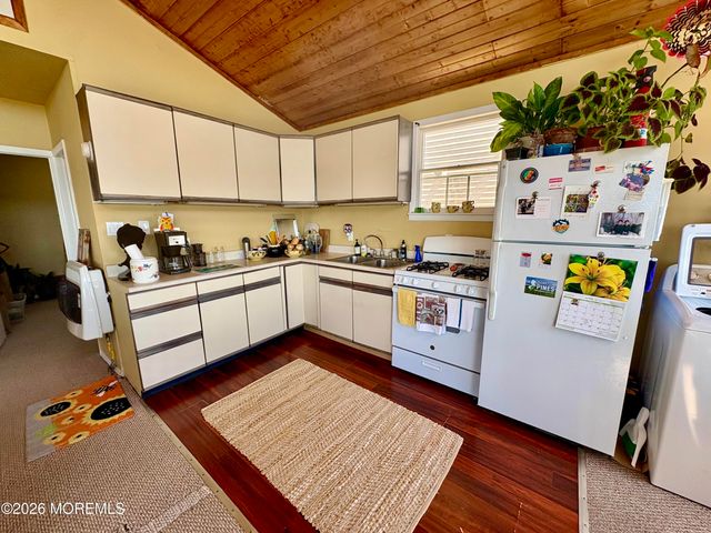 11 4th Street, Manahawkin, NJ 08050