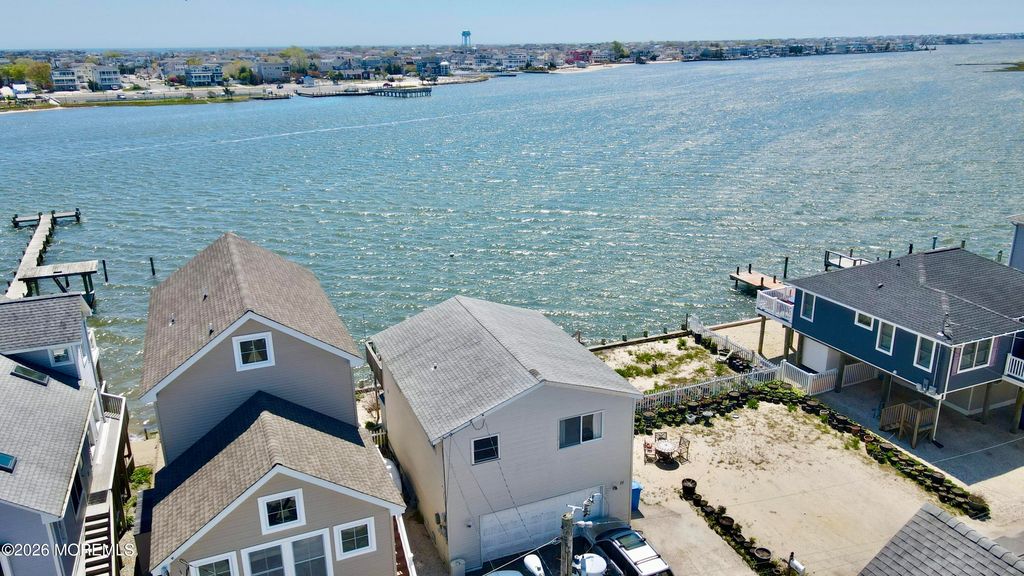 11 4th Street, Manahawkin, NJ 08050