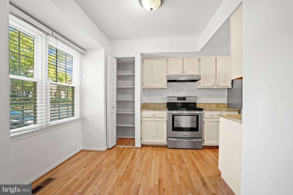 4869 NASH DR, Fairfax, VA 22032