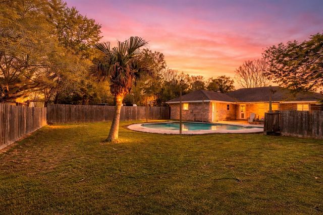 6814 Avenue O, Santa Fe, TX 77510