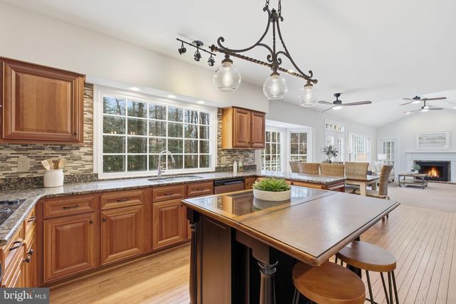 9723 S PARK CIR, Fairfax Station, VA 22039