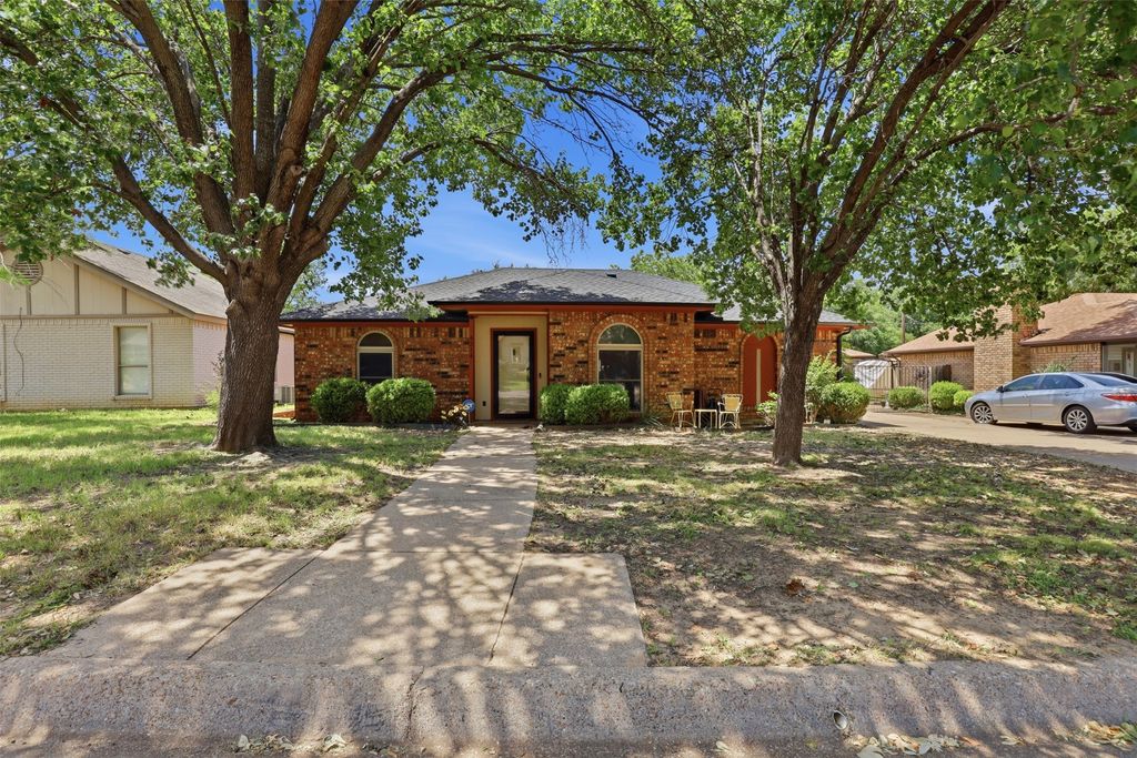 4214 Windhurst Drive, Arlington, TX 76015