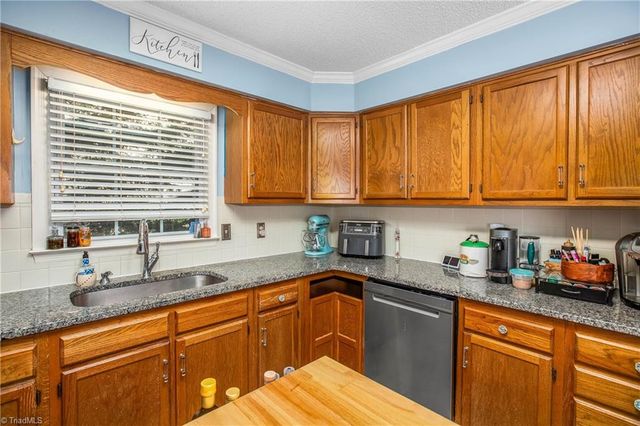 4104 Moss Brook Drive, Winston-salem, NC 27127