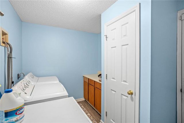 4104 Moss Brook Drive, Winston-salem, NC 27127