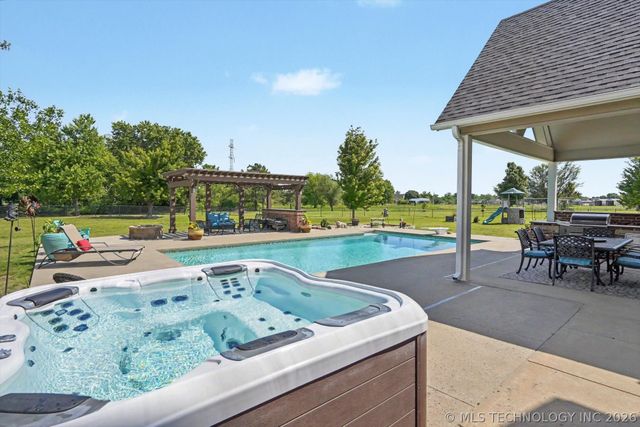 2406 E Fairfield Court, Oologah, OK 74053