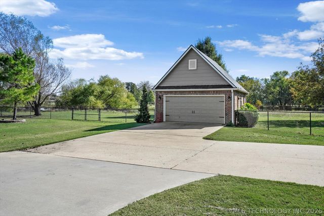 2406 E Fairfield Court, Oologah, OK 74053