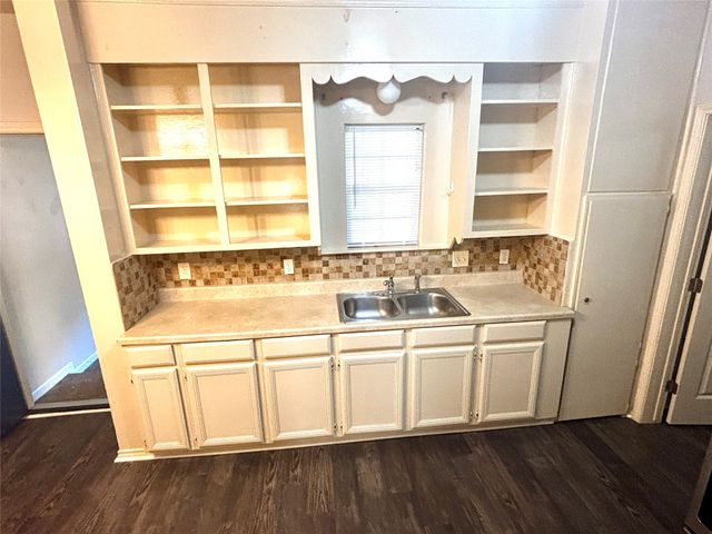 905 Isbell Road, Fort Worth, TX 76114