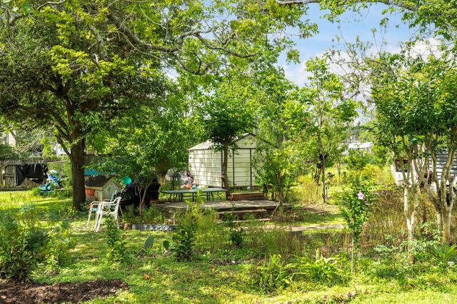 233 Hamilton Street, West Columbia, TX 77486