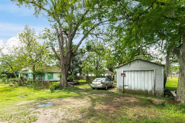 233 Hamilton Street, West Columbia, TX 77486