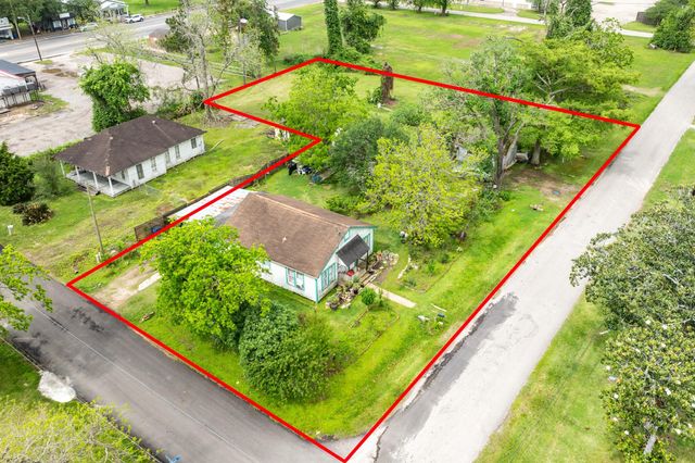 233 Hamilton Street, West Columbia, TX 77486