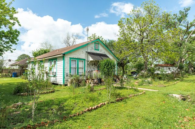233 Hamilton Street, West Columbia, TX 77486
