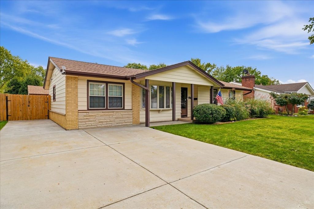 1097 Cypress Lane, Elk Grove Village, IL 60007 — photo 2