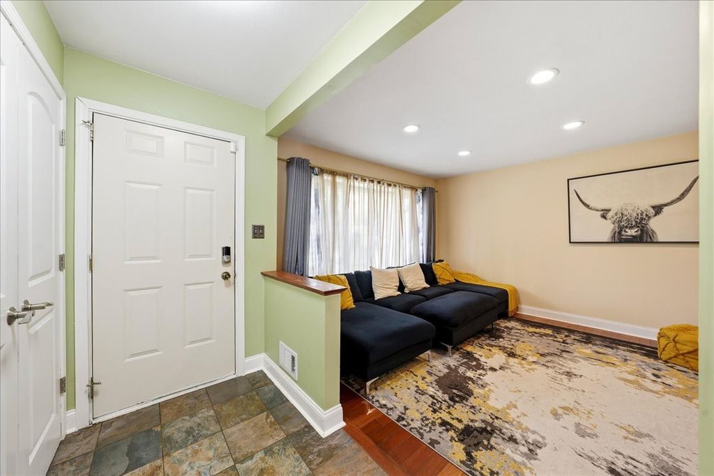 1097 Cypress Lane, Elk Grove Village, IL 60007 — photo 4