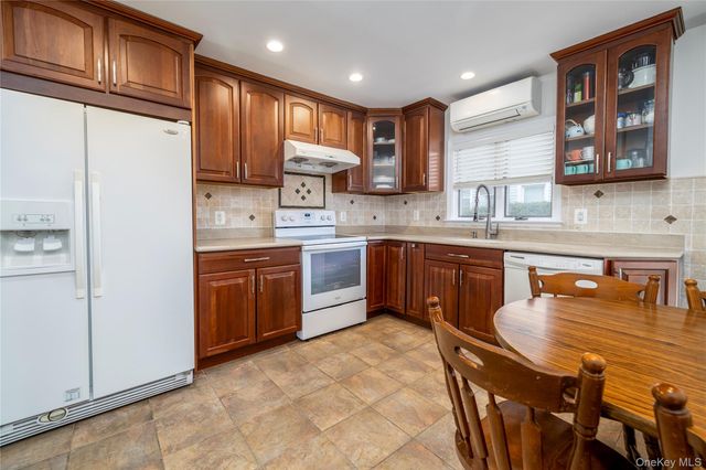 36 W Windsor Parkway, Oceanside, NY 11572