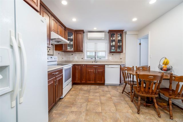 36 W Windsor Parkway, Oceanside, NY 11572