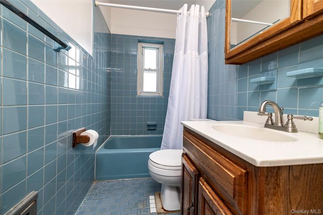 36 W Windsor Parkway, Oceanside, NY 11572