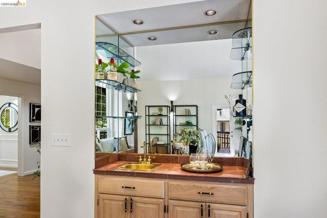 6685 Shepherd Canyon Rd, Oakland, CA 94611