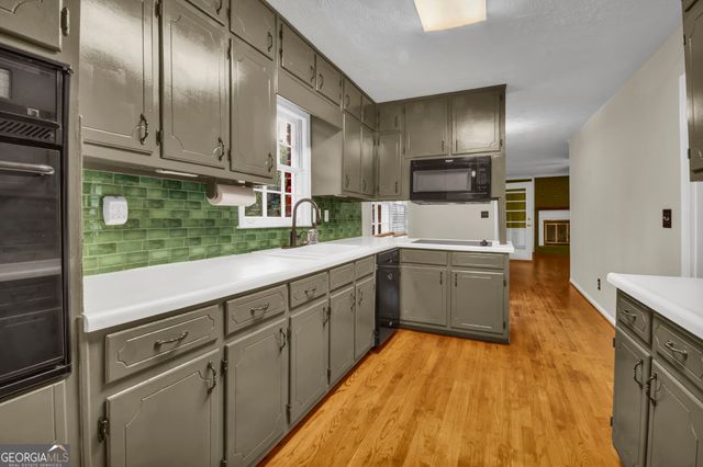 2594 W Fontainebleau Court, Atlanta, GA 30360