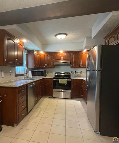 3800 SW Nottingham RD, Topeka, KS 66610