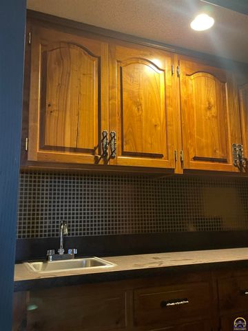 3800 SW Nottingham RD, Topeka, KS 66610