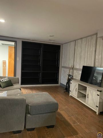 3800 SW Nottingham RD, Topeka, KS 66610