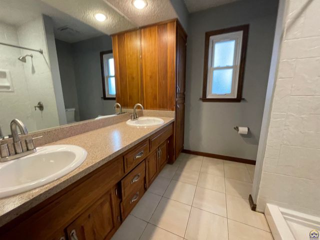 3800 SW Nottingham RD, Topeka, KS 66610