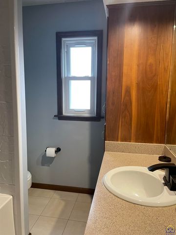 3800 SW Nottingham RD, Topeka, KS 66610