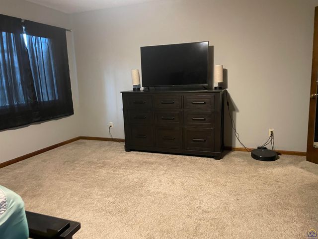 3800 SW Nottingham RD, Topeka, KS 66610