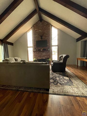 3800 SW Nottingham RD, Topeka, KS 66610